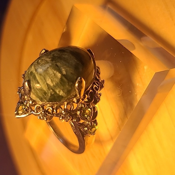 Vintage faux green stone ring with silver color. - Picture 3 of 7